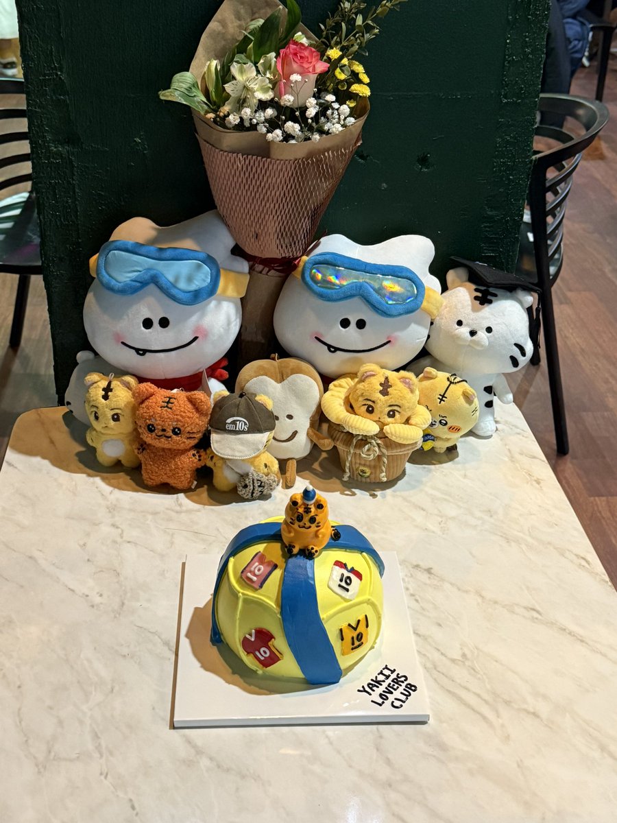 뒤늦게올리는야러클후기✨
일단들어가면용안미친언니사진들이많고
소품하나하나디테일미쳤고
직원분들이너무따숩고분위기가최고였어요!! 
내년에도야러클열어주셨으면좋겠따ㅏ,,,🥺

#김연경_건배행배위해_건배
#YAKI_LOVERS_CLUB