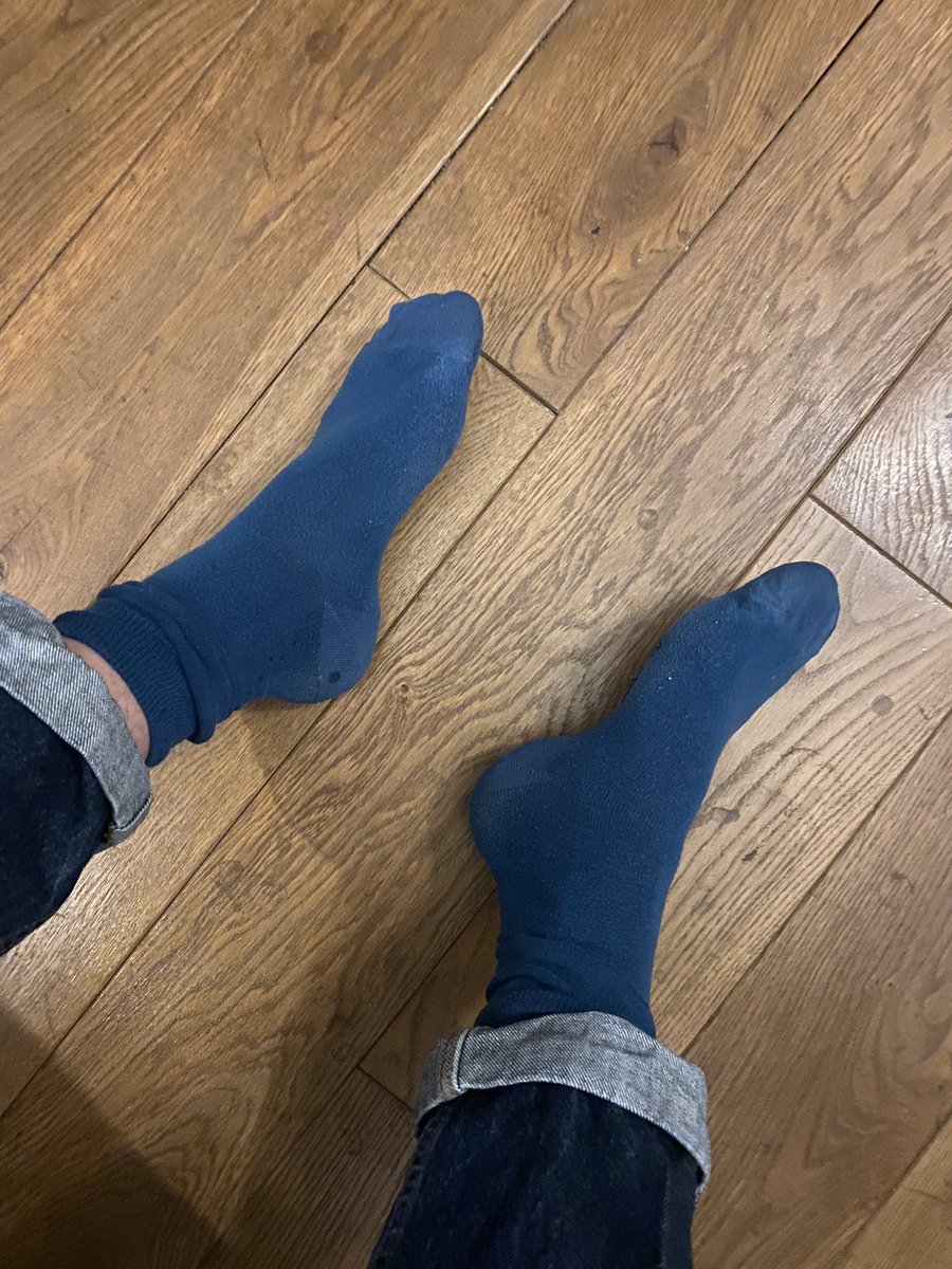 MasterG_124's tweet photo. Au pied ! Tout de suite ! 💸 https://t.co/wCVfnDCiyN