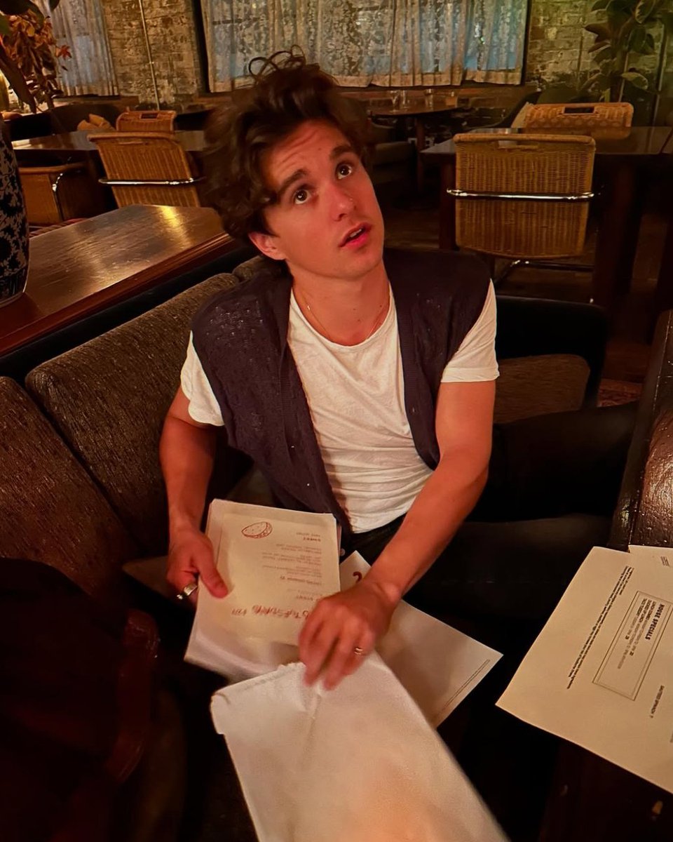 meltdownandi's tweet photo. me falling in love with brad's vocals in "not us anymore" : https://t.co/RK13QkclJj