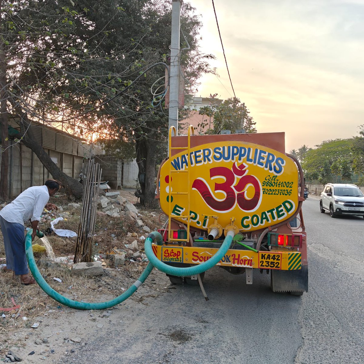 RathaHasiru's tweet photo. Efforts today to water the plants using tanker near V Legacy and Vrishabhavathi tank bund road in Hosakerehalli
#SaveTrees #GoGreen #UrbanForests #SustainableLiving #NammaBengaluru #GreenBangalore #BangaloreCares #ProtectNature #EcoWarriors #ActForEarth #CommunityForClimate https://t.co/pSNsMrCczF