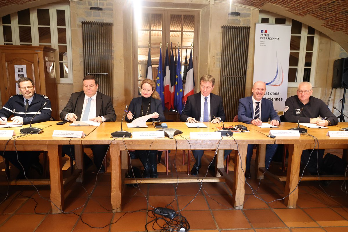 28/02/25 - Les profs. de santé sont de➕en➕exposés aux #incivilités &amp; violences verbales ou physiques.
#Signature d'une convention Santé-Sécurité-Justice afin de garantir un environnement de travail &amp; de soins ➕sûr pour les personnels hospitaliers des #Ardennes &amp; les patients.