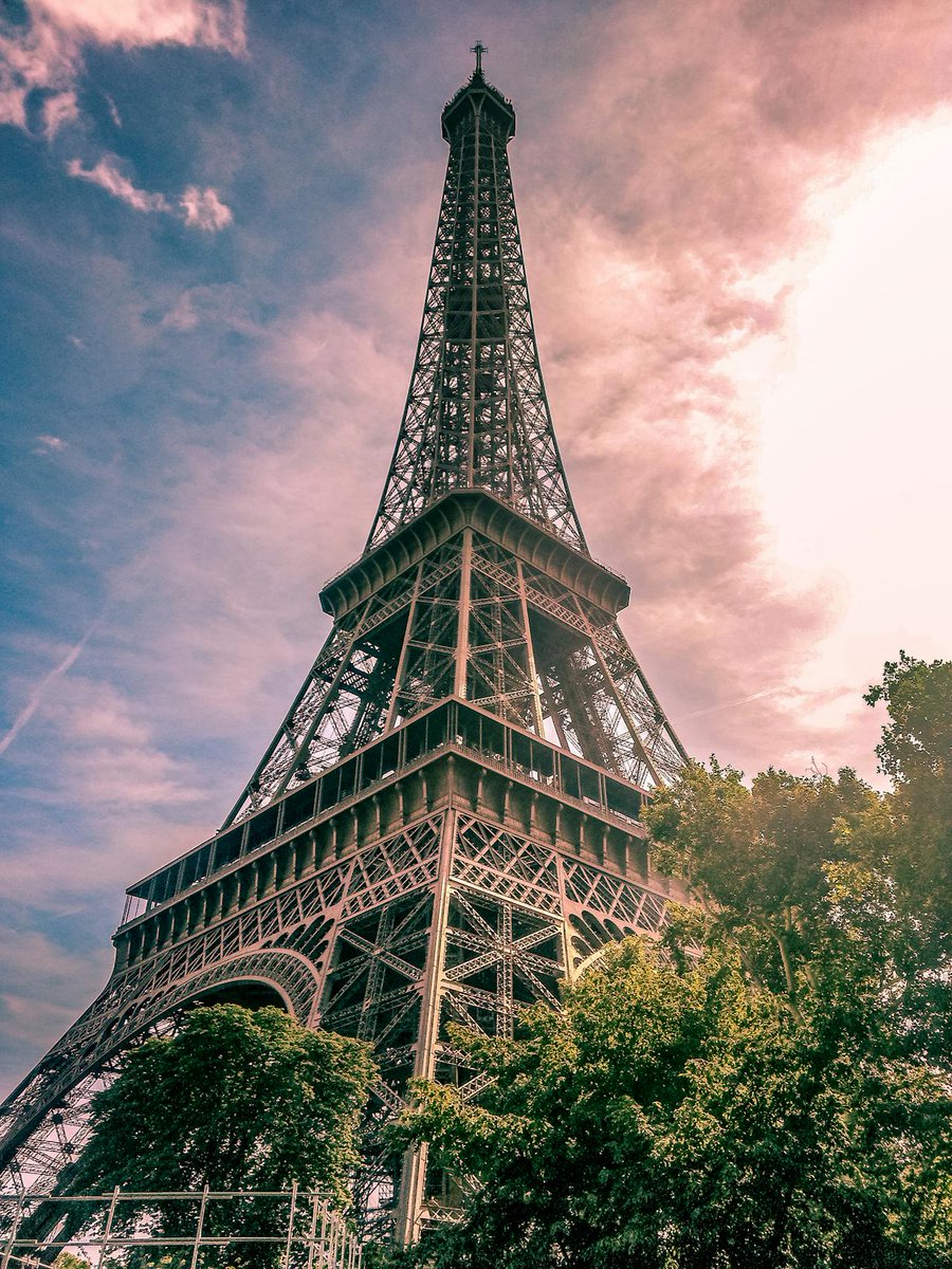 Happy Friday and bon week-end à tous! #Paris #Travel #eiffeltower #FridayVibes #France #architecture #TourEiffel #Friday #Parisjetaime 📸 Nextvoyage 💖💞
