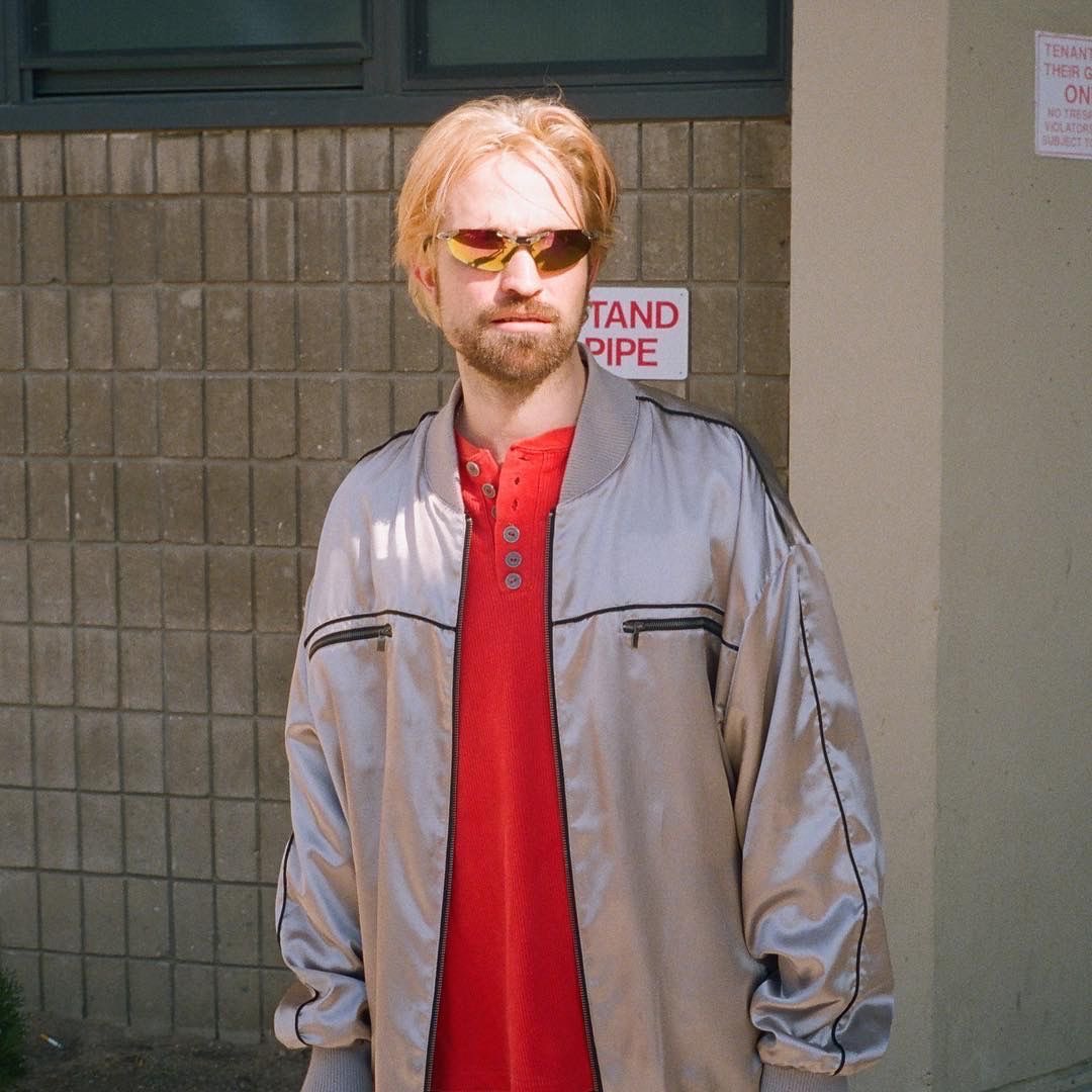 neonnostalgia's tweet photo. shoutout to robert pattinson behind the scenes of ‘good time’ gotta be one of my favourite photo genres fr. https://t.co/1ofQ9mdxhD