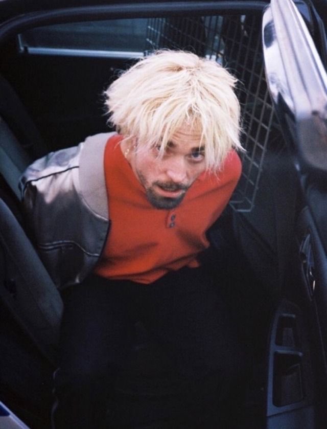 neonnostalgia's tweet photo. shoutout to robert pattinson behind the scenes of ‘good time’ gotta be one of my favourite photo genres fr. https://t.co/1ofQ9mdxhD