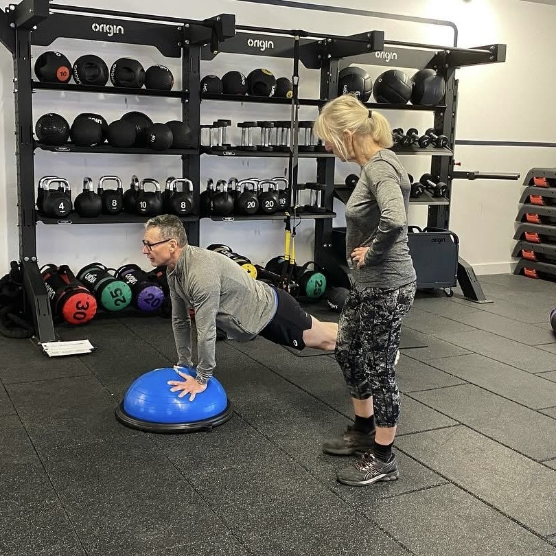 study_active's tweet image. Balance isn’t just important for workouts—it’s essential for life, especially as we age. 🧘♀️ Strengthening balance helps improve coordination, reduce the risk of falls, and support better posture and movement. Plus, it enhances your ability to perform everyday tasks easily.