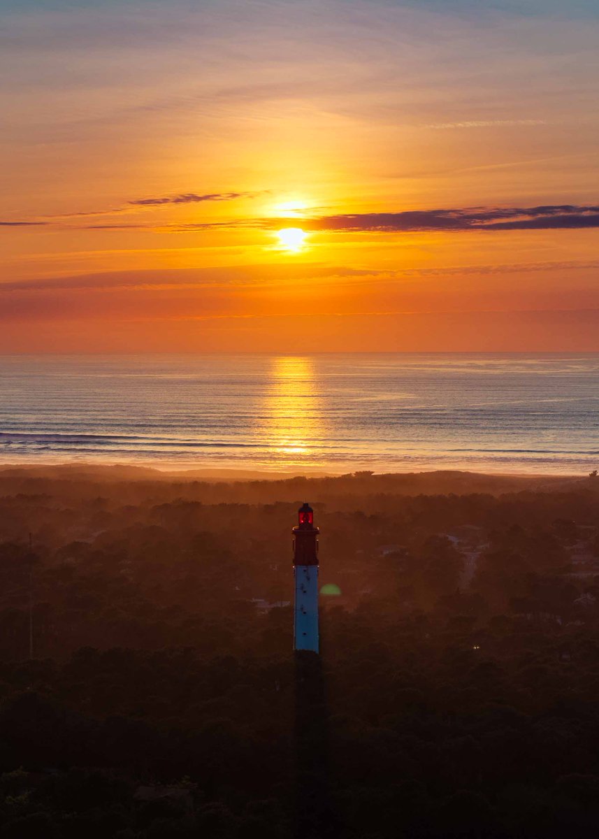 Sunset Time at Cap Ferret ! 
.#legecapferret #bassinarcachon #bassindarcachon #sun #sunset #couchedesoleil #capferret #gironde #phareducapferret #phare #sunsetphotography #dji #mavicpro #sunsetlovers #France