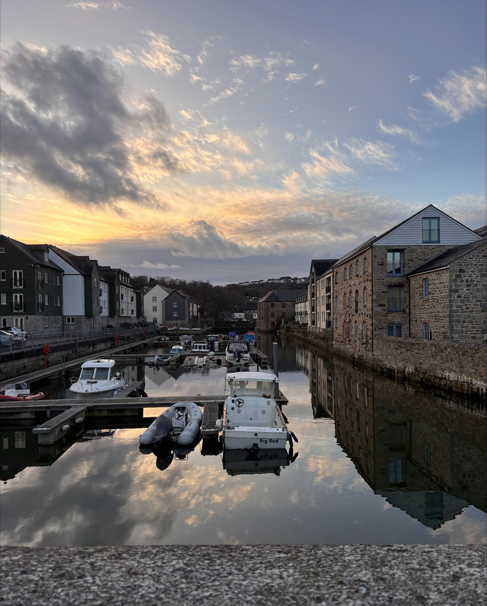 All of our #Penryn properties look on to this gorgeous view of the river.

The perfect spot for enjoying the last glimpses of evening light.

Book one of our Penryn properties now: falmouthholidayhomes.co.uk/location/penry…