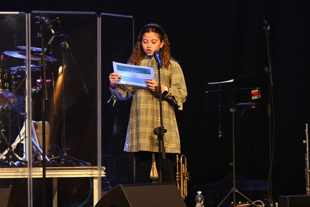 Hemos conmemorado el #DíadeAndalucía con un acto institucional en el que los más pequeños han leído algunos artículos de nuestro Estatuto de Autonomía y en el que todos nos hemos emocionado cuando han sonado los himnos de Andalucía y de España, interpretados por la <a href="/BSTomares/">B. Sinfónica Tomares</a>