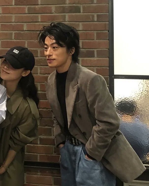 thin9kin9's tweet photo. 구교환의 세미장발콤과 장발콤 https://t.co/JfV0xR0J3Y