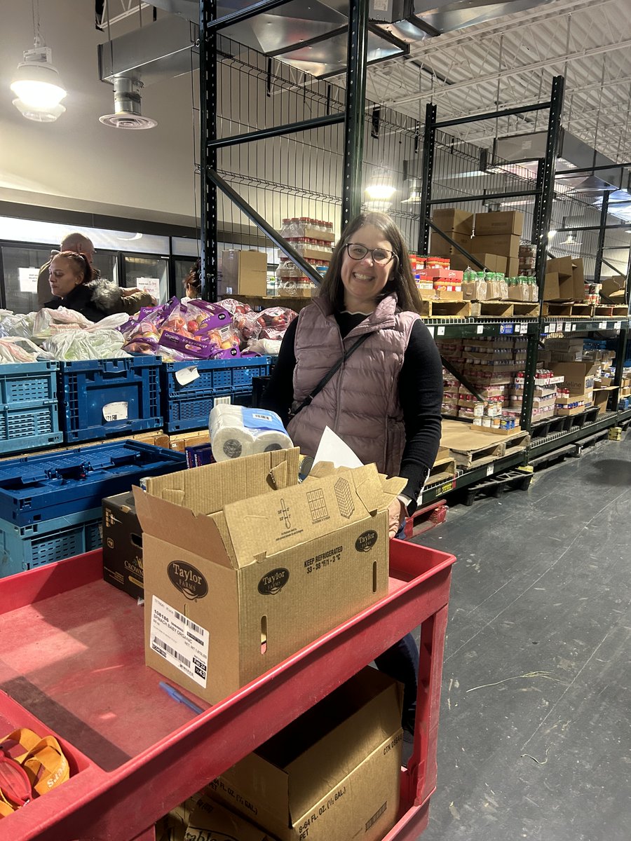 lssco's tweet photo. For a special day of service, members of the LSS board and executive leadership team volunteered at the Champion Avenue Food Pantry. Thanks to their dedication, we provided nutritious food to 157 families in need! #lssnetworkofhope #lssfoodpantries https://t.co/Lec8fdBZG4