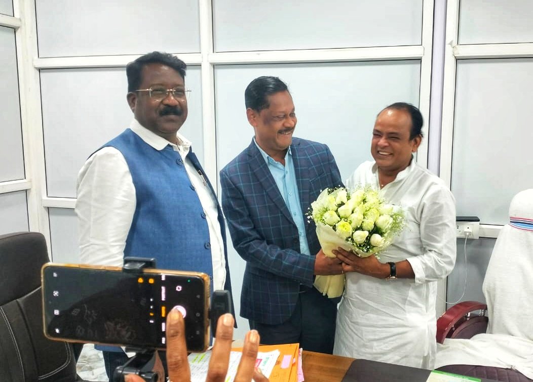 Citizens Foundation (@citizens_cf) on Twitter photo Mr. <a href="/SHYAMALHERENZ/">SHYAMAL HERENZ</a>, Director <a href="/citizens_cf/">Citizens Foundation</a> , met Hon'ble Health Minister of #Jharkhand Shri <a href="/IrfanAnsariMLA/">Dr. Irfan Ansari</a>. and MLA Sri #VixalKongari to discuss Citizens foundation's health initiatives and the role of CSOs in strengthening healthcare in Jharkhand. They explored collaboration Mr. <a href="/SHYAMALHERENZ/">SHYAMAL HERENZ</a>, Director <a href="/citizens_cf/">Citizens Foundation</a> , met Hon'ble Health Minister of #Jharkhand Shri <a href="/IrfanAnsariMLA/">Dr. Irfan Ansari</a>. and MLA Sri #VixalKongari to discuss Citizens foundation's health initiatives and the role of CSOs in strengthening healthcare in Jharkhand. They explored collaboration