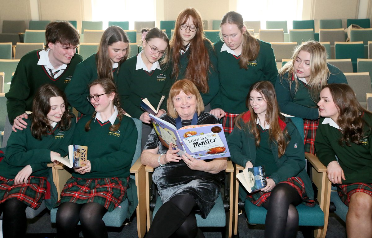 artscouncil_ie's tweet photo. Learning with the Laureate!
This week for Creative February students attended a workshop with @LaureatenanOg & enjoyed a tour of the National Library📚
@PForde123 discussed how students can Make their Mark creatively!
https://t.co/xBA484cJiG
#CreativeFebruary #FuadarFeabhra https://t.co/tATkSy1eFa