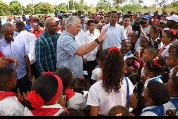 Buenos días🌞 #Cuba❗️
Imágenes que hablan por sí solas. El Presidente@DiazCanelB, acompañado por @DrRobertoMOjedaOjeda, realizan amplios recorridos e intercambian con el pueblo, en las provincias del Oriente de #Cuba. #YoSigoAMiPresidente #UnidosXCuba