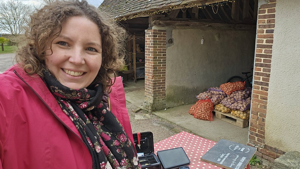 agri_zoom's tweet image. Proposer un produit local, de qualité à un coût juste pour le consommateur et le producteur, c'est mon idée de la vente directe 🥔.

Alors, on fait simple : pour limiter les coûts et garder une proximité attendue de nos clients.

#ventedirecte #FrAgTw