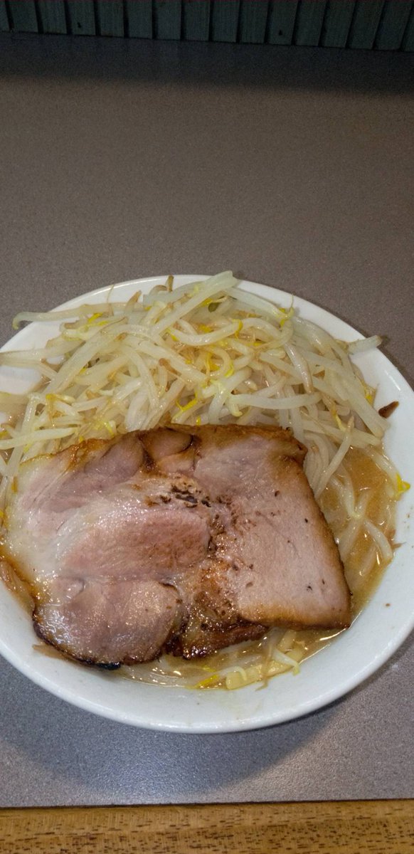 8JYxbzCVQ9x1v0U's tweet image. 拡散キボンヌ

3月1日より
原価高騰、物価高騰、焼肉定食、利益減少、我田引水により

頭にきたので実質値下げします。

チャーシューは3枚、無い場合はロングでお値段据え置き。

肉が単純に増えます。

あと

780円の小ラーメン実装。
↓オーション麺150g肩ロース

気合い入れますんで宜しくお願