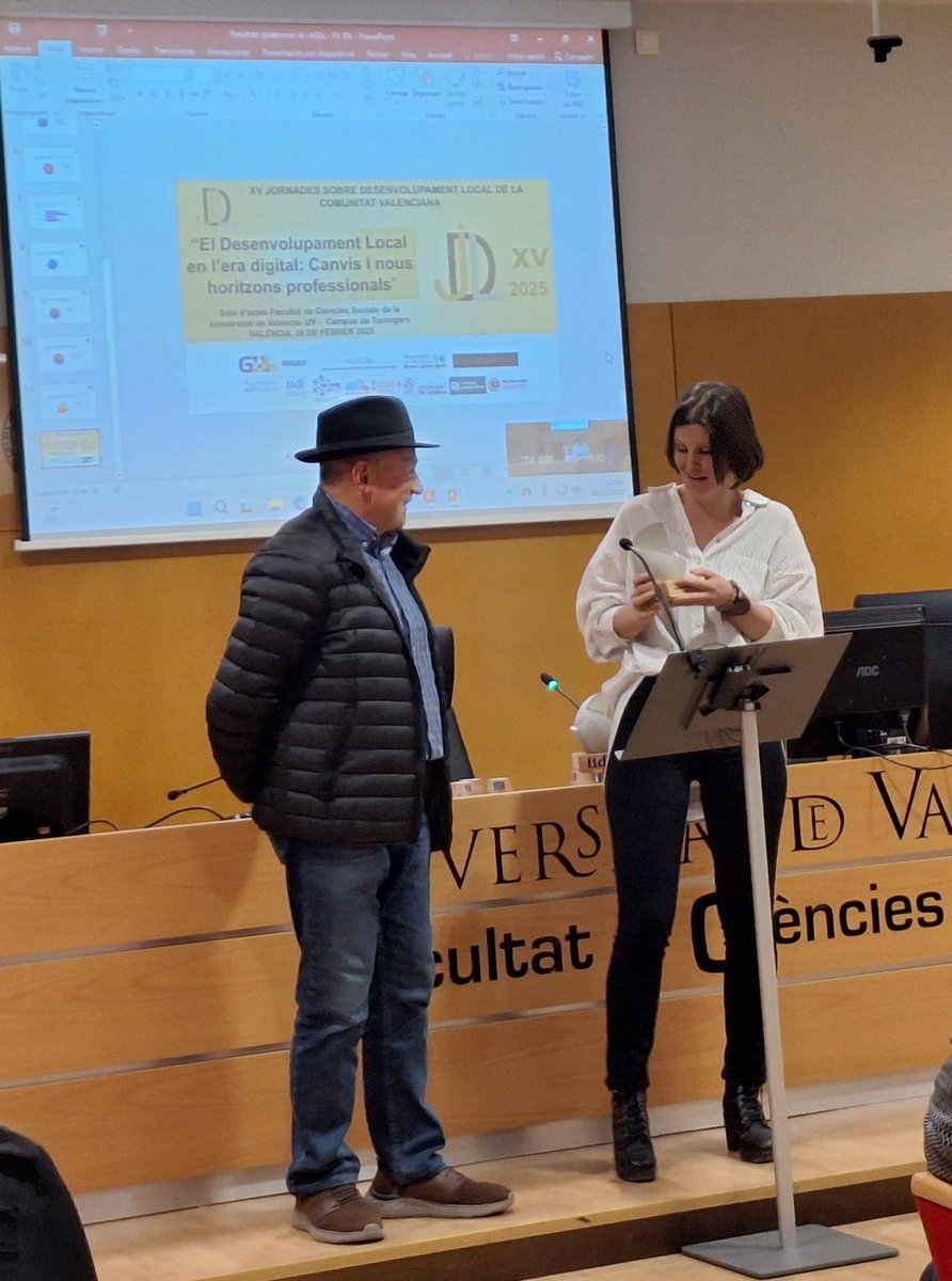 Les #Adl d'<a href="/ArasdelosOlmos1/">Aras de los Olmos</a> i <a href="/creama_org/">CREAMA➕</a> guanyen els premis Població i Territori atorgats per #Gridet de <a href="/iidlValencia/">iidl - UV</a>
Els guanyadors recullen el premi a les XV Jornades de Desenvolupament Local de la Comunitat Valenciana.