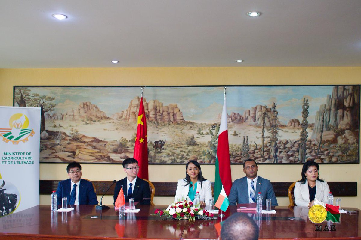 Signature d’un Mémorandum d’Entente avec Sinomach Hainan !
✅ 50 000 ha de parcs agricoles pilotes
✅ Production locale d’engrais
✅ Unités de transformation agroalimentaire
Un pas décisif vers une agriculture moderne et compétitive #Investissement #AgroIndustrie #SinoAfrica