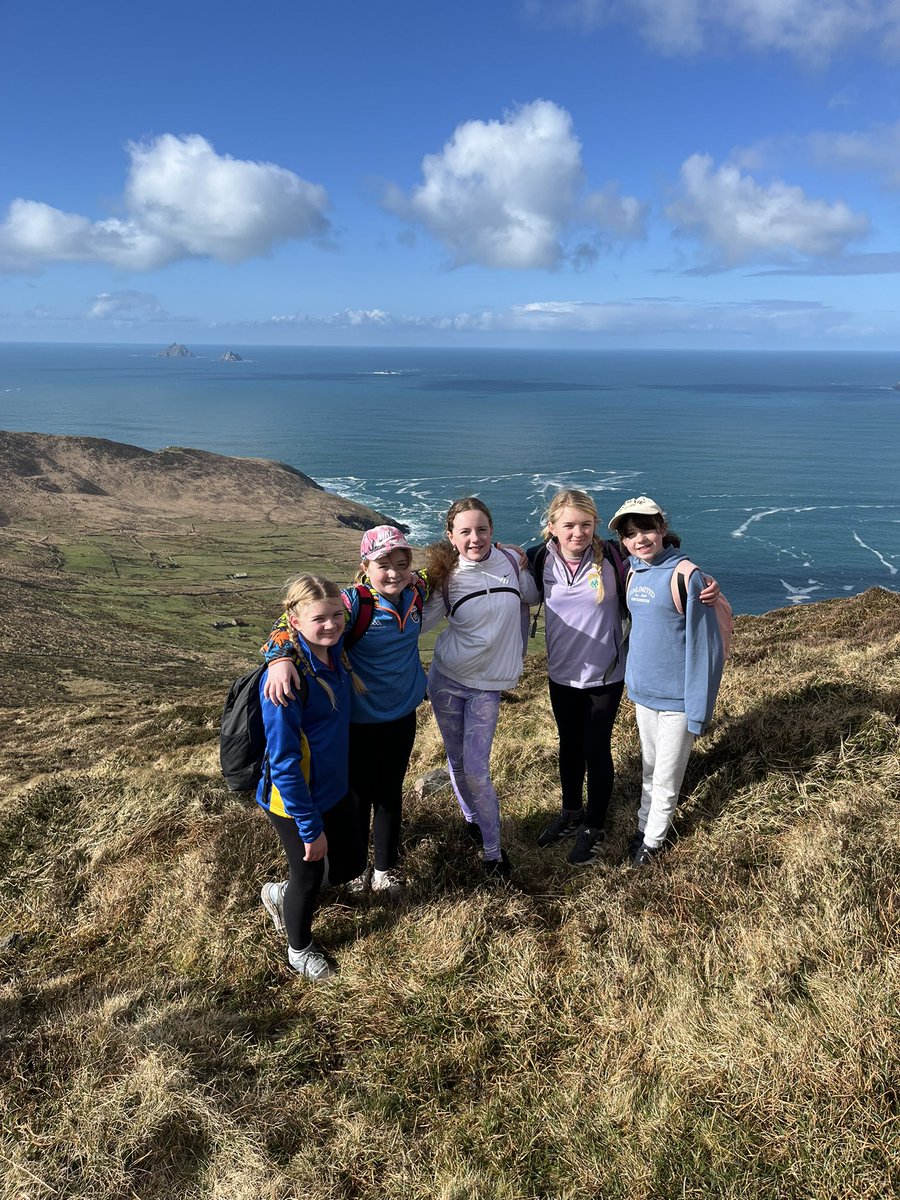 smnaofa's tweet image. Ní dheachaigh éinne riamh go Bólus gan dóchas rud a fháilt ann! Scoil scairte! Spaisteoireacht 🥾☀️@BriUibh @saolodheas @SkelligKerry