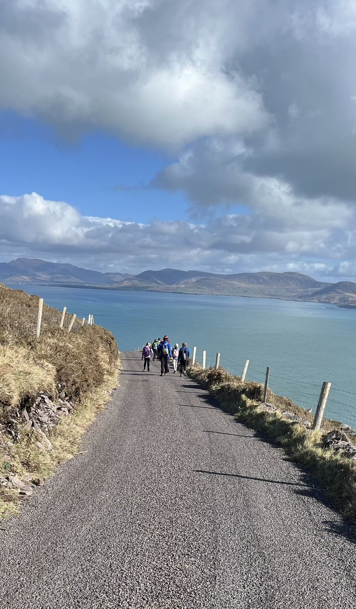 smnaofa's tweet image. Ní dheachaigh éinne riamh go Bólus gan dóchas rud a fháilt ann! Scoil scairte! Spaisteoireacht 🥾☀️@BriUibh @saolodheas @SkelligKerry