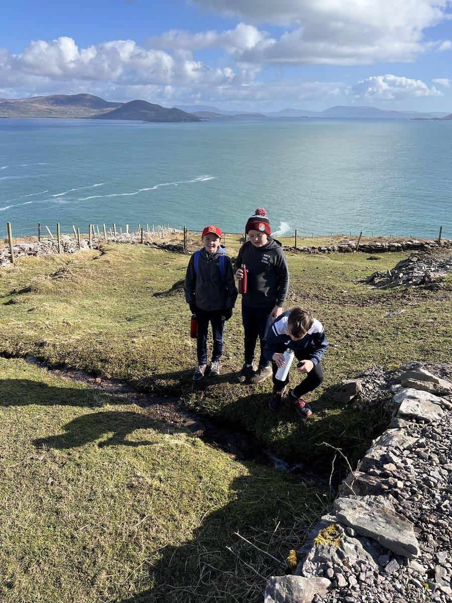 smnaofa's tweet image. Ní dheachaigh éinne riamh go Bólus gan dóchas rud a fháilt ann! Scoil scairte! Spaisteoireacht 🥾☀️@BriUibh @saolodheas @SkelligKerry