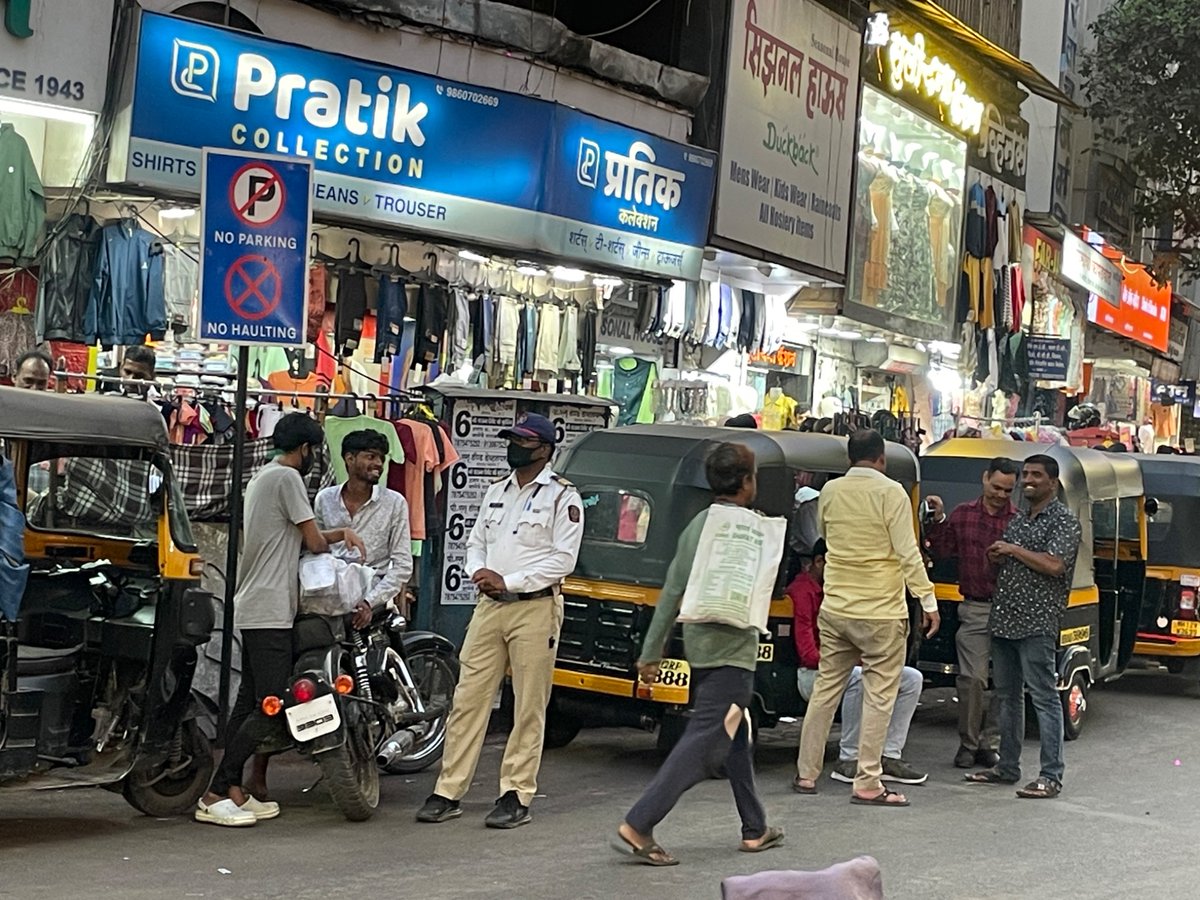 ghadge009's tweet photo. स्थळ: अर्थात पुणे No parking no halting sign. All auto are standing there and traffic police is recovering fine from bike. Place: Laxmi road time: 6:40PM date: 28th Feb @CPPuneCity @PuneCityTraffic https://t.co/IbyVXibVP6