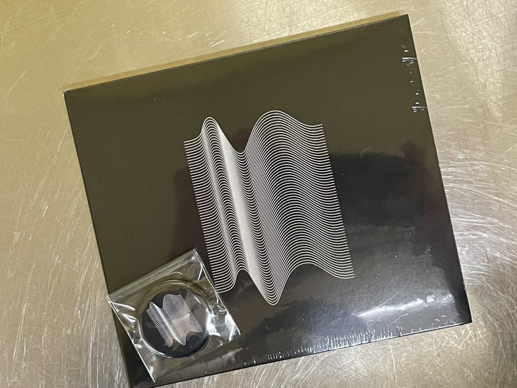 THE ROUTESの最新CD『Surfin' Pleasures』（ジョイ・デイヴィジョンのカバー集）を買ったら、缶バッジをおまけしてくれた。ありがとうクリス！

ちなみに、昨夜はきっちりニュー・オーダーの東京公演を観てきたらしいです。最高だったって。