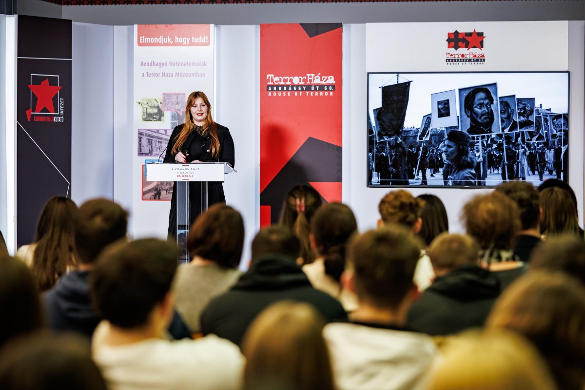 schmidtmariaHU's tweet photo. 8 days, 34 extraordinary history classes and almost 2,000 students @terrorhaza 

Thank you! https://t.co/l33E0PaQPc