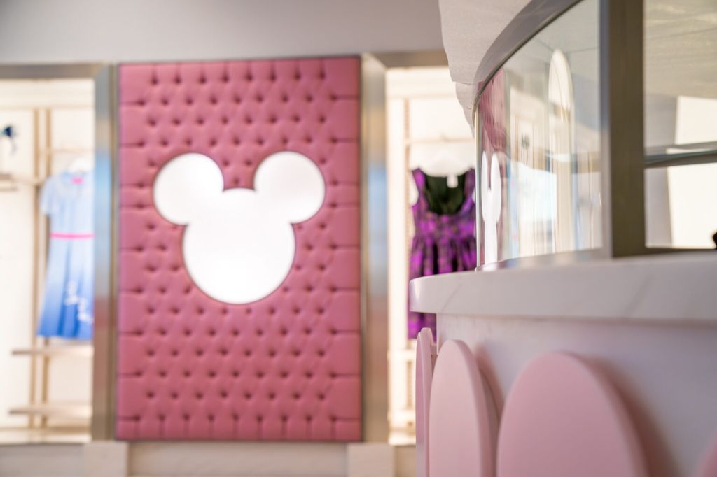 Of months of only seeing additional green fences, March will see the opening of two stores in Disney Village! Disney Style and Disney Glamour boutiques will open on 8 March 2025. How exciting! #DLP