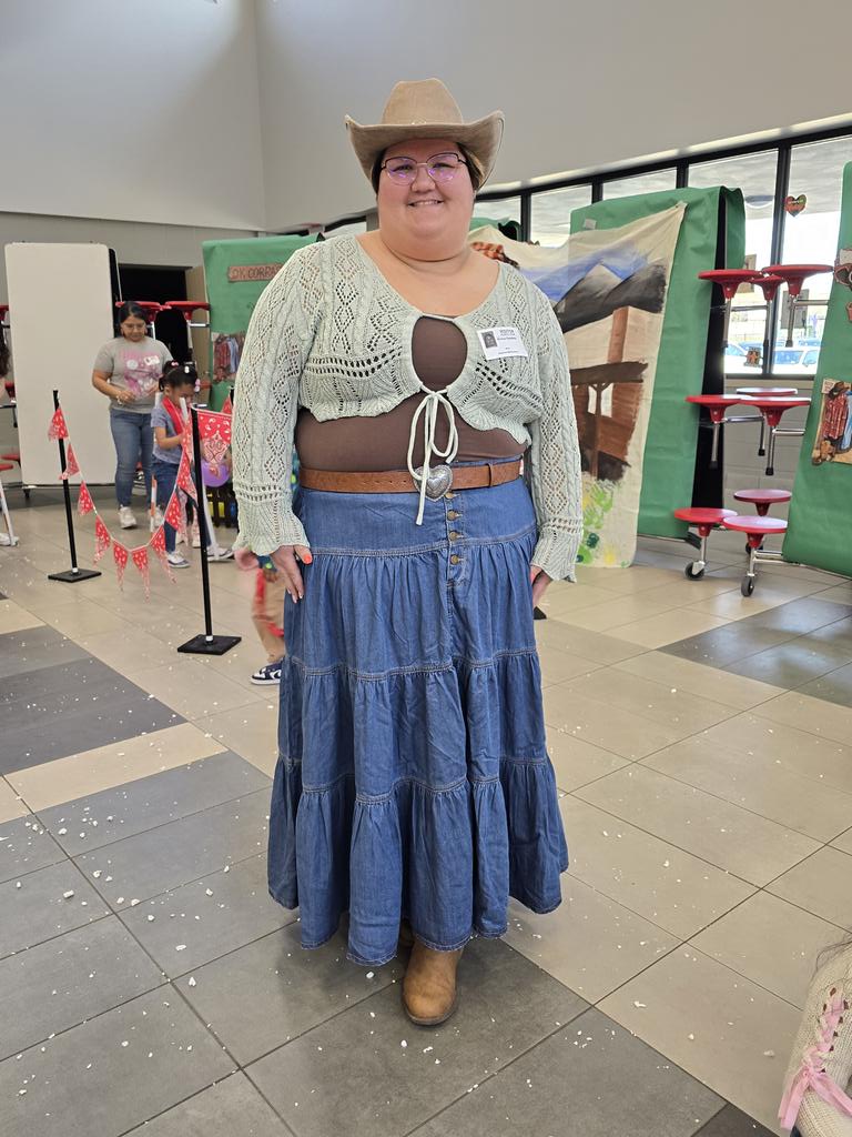 CFISDEmmott's tweet photo. Ms. McGlover shows her Rodeo smile! Thank you to the #bestptoever for all that you've done to make our Round Up a success today! #PathToAmazing #LaunchN2Learning #eaglepride https://t.co/TAJvpELlph