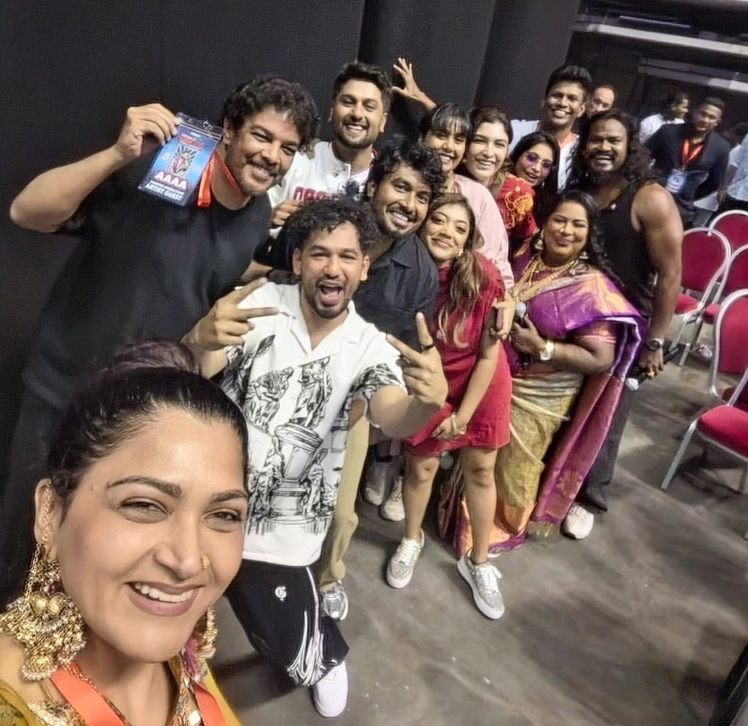 _sgcafe's tweet photo. Actress @khushsundar and Actor - Director #SundarC at @hiphoptamizha concert in Singapore 🇸🇬 Another successful concert by @Maestro_Tweets 🔥 https://t.co/HKalbpbA27