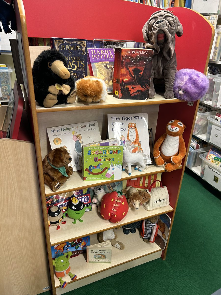 We love reading at Merton Park! What a lovely new library display! 📚📖 Thank you Miss De’Ath! 👏 #shareabookwithabuddy