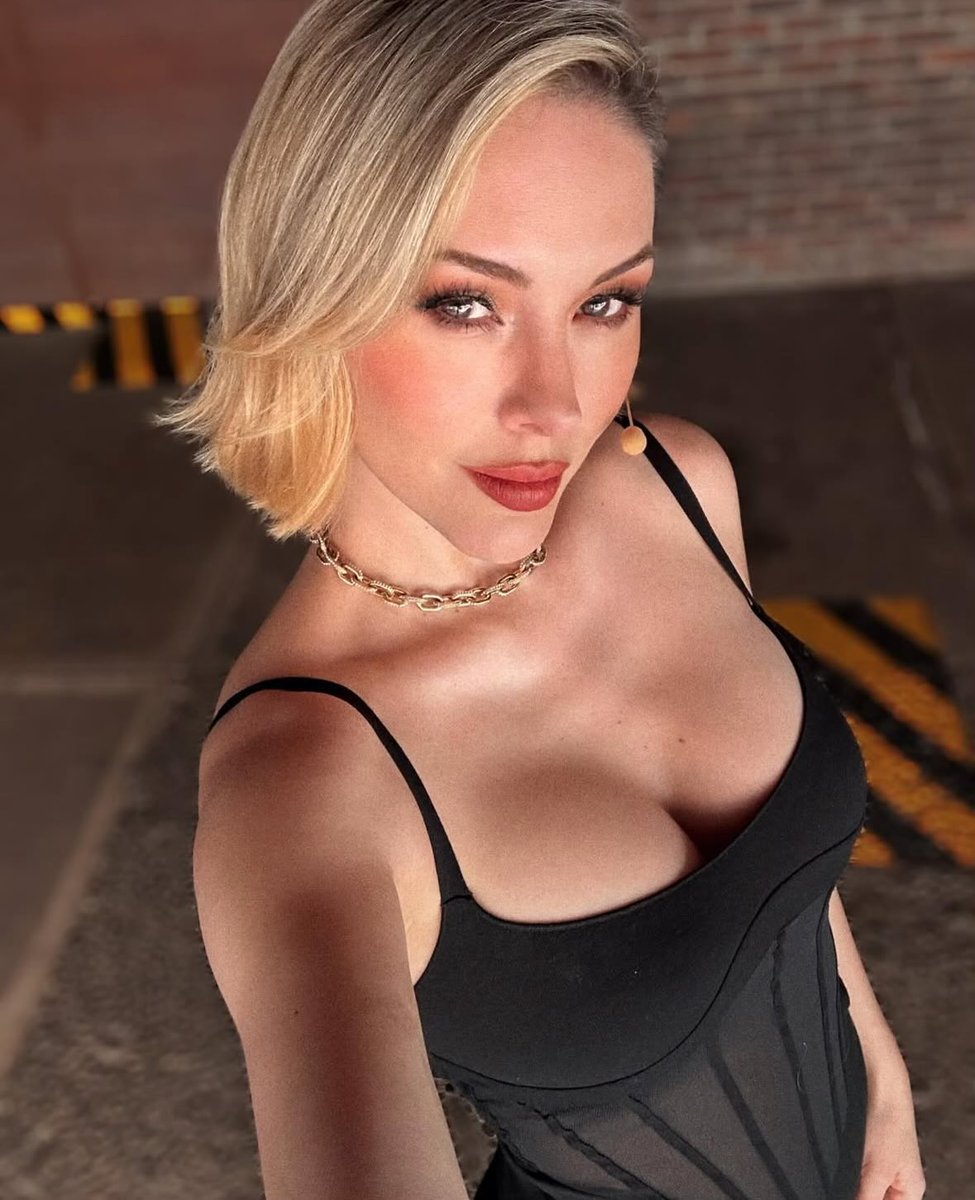 CarrEdma's tweet image. Buenos días estimados amigos del chuper gol, vamos sacrificando a Matrin e integren a esta bella dama al programa