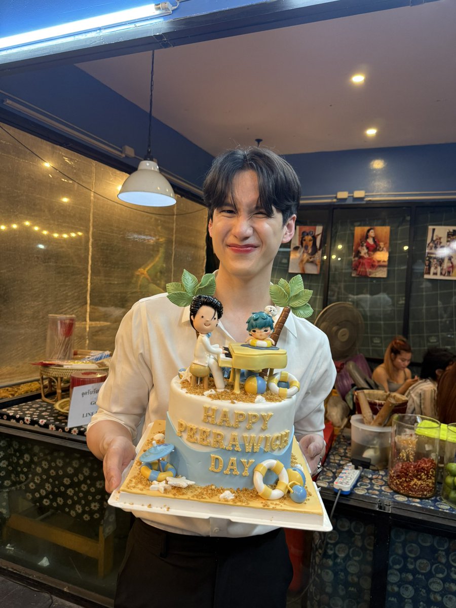 ขอบคุณสำหรับเค้กที่ทุกๆคนที่มอบให้นะค้าบ @PPeerawich_ 

#Ppeerawich 
#HAPPY27THPEERAWICHBD
