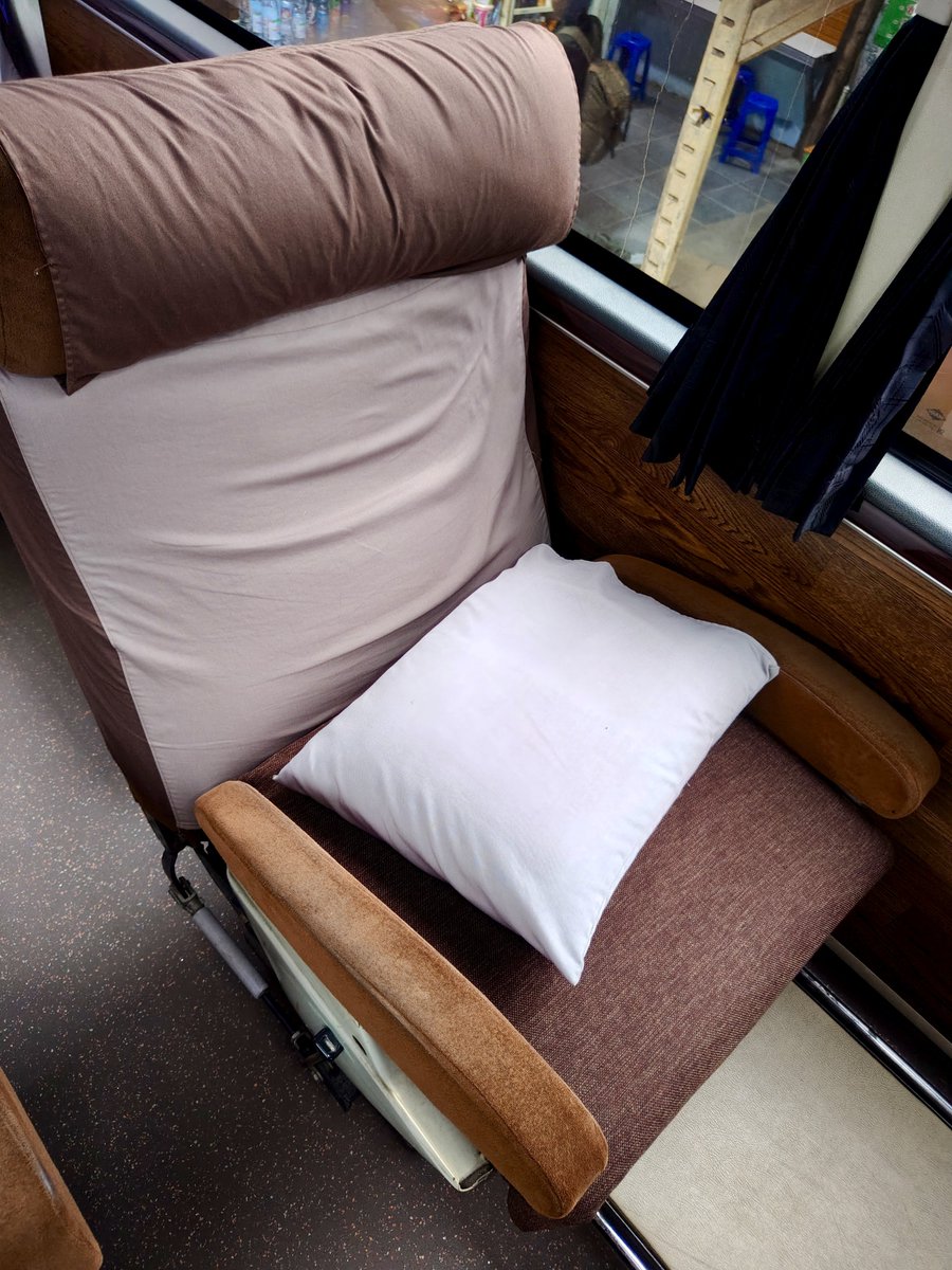 Parah bgt nih bus!! Masa pake kursi ex pesawat bisnis?!!

Bukan bus sleeper, tp kursinya empuk n nyaman bgt, baru duduk mata udah langsung kiyep kiyep 🥱😂

Bus Raya Super Top Jakarta - Solo (PP). Tiket pesen di Traveloka Rp370ribu. Dapet bantal, selimut, snack bag dan makan  1x