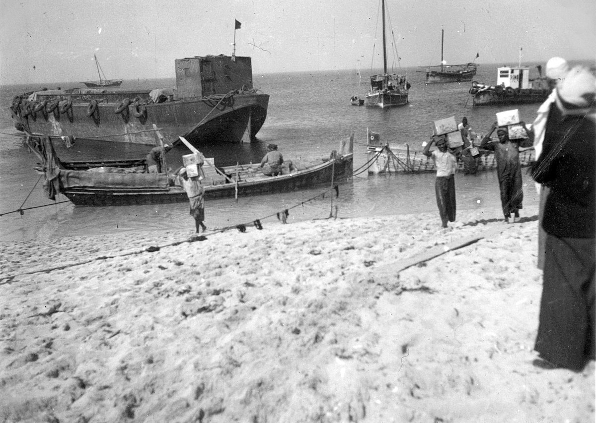 Boringdynasty's tweet photo. Before the UAE’s formation, the Trucial States were under British protection. The discovery of oil in the 1950s changed everything, transforming the region from a collection of small fishing and pearl-diving communities into a global economic powerhouse. https://t.co/xqyJS3jhmi