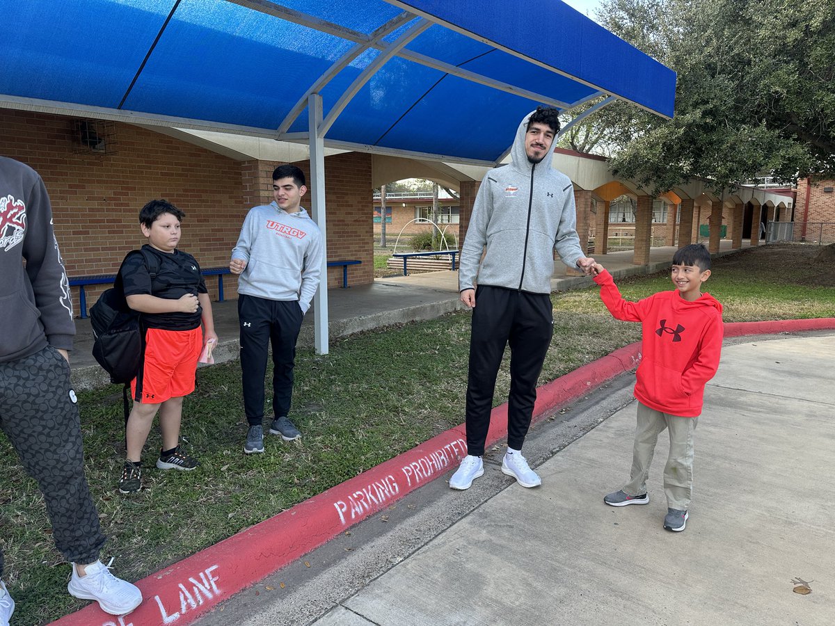 AJacksonElem's tweet photo. Fist Bump Friday ����🏻👊🏻👊🏻 UTRGV - The University of Texas Rio Grande Valley Basketball players greeted our Jags and invited them to this weekend’s game!!! Go Vaqueros! #GoForTheGold @McAllenISD @utrgv @Salin_eri https://t.co/oO5yggzFO6