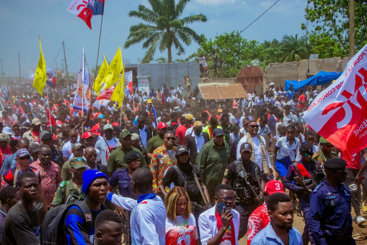 Face à l'agression rwandaise <a href="/molendosakombi/">SAKOMBI MOLENDO aimé</a> mobilise la jeunesse de Lisala pour un enrôlement massif dans les #FARDC.

Ce Jeudi 27/02/2025, S.E MOLENDO est arrivé à Lisala avec une seule mission: Mobiliser la Jeunesse pour rejoindre la FARDC afin de barrer la route à l'AFC/M23.