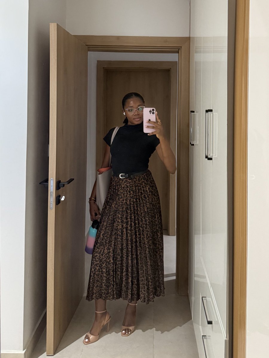 EsanJennifer's tweet photo. They called out the fashion girlies, and my hand went up! 🙋🏾‍♀️🙋🏾‍♀️ https://t.co/lmnSr4SE04