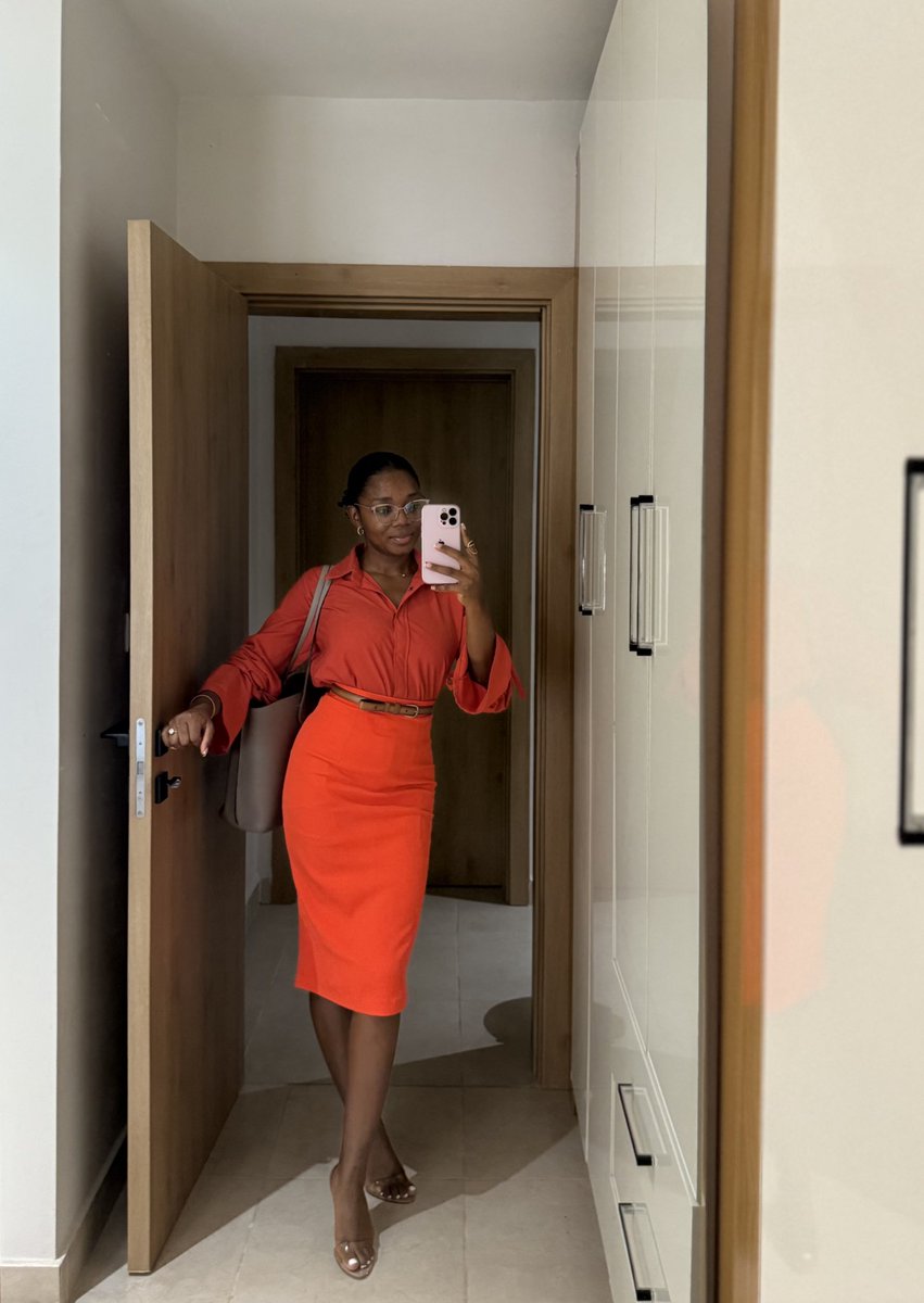 EsanJennifer's tweet photo. They called out the fashion girlies, and my hand went up! 🙋🏾‍♀️🙋🏾‍♀️ https://t.co/lmnSr4SE04