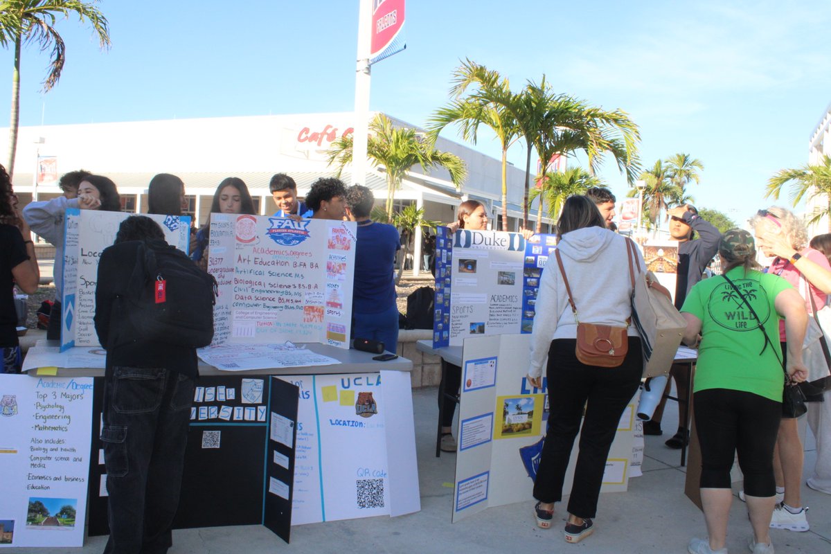 SeedeenNihara's tweet image. AVID hosted :
 our very own 
COLLEGE FAIR 🎓

We allowed students to participate in a gallery walk while checking out some great college research projects all with QR codes to allow students to tour college campuses 🥰. 
#collegeispossible 
#AVIDimpact