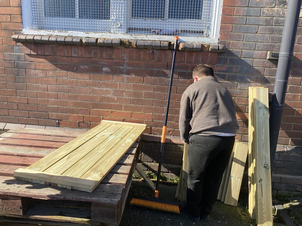SwindonEotas's tweet photo. Community garden project today with our KS3 group.

Start of the transformation. https://t.co/dXGvWo5Mm8