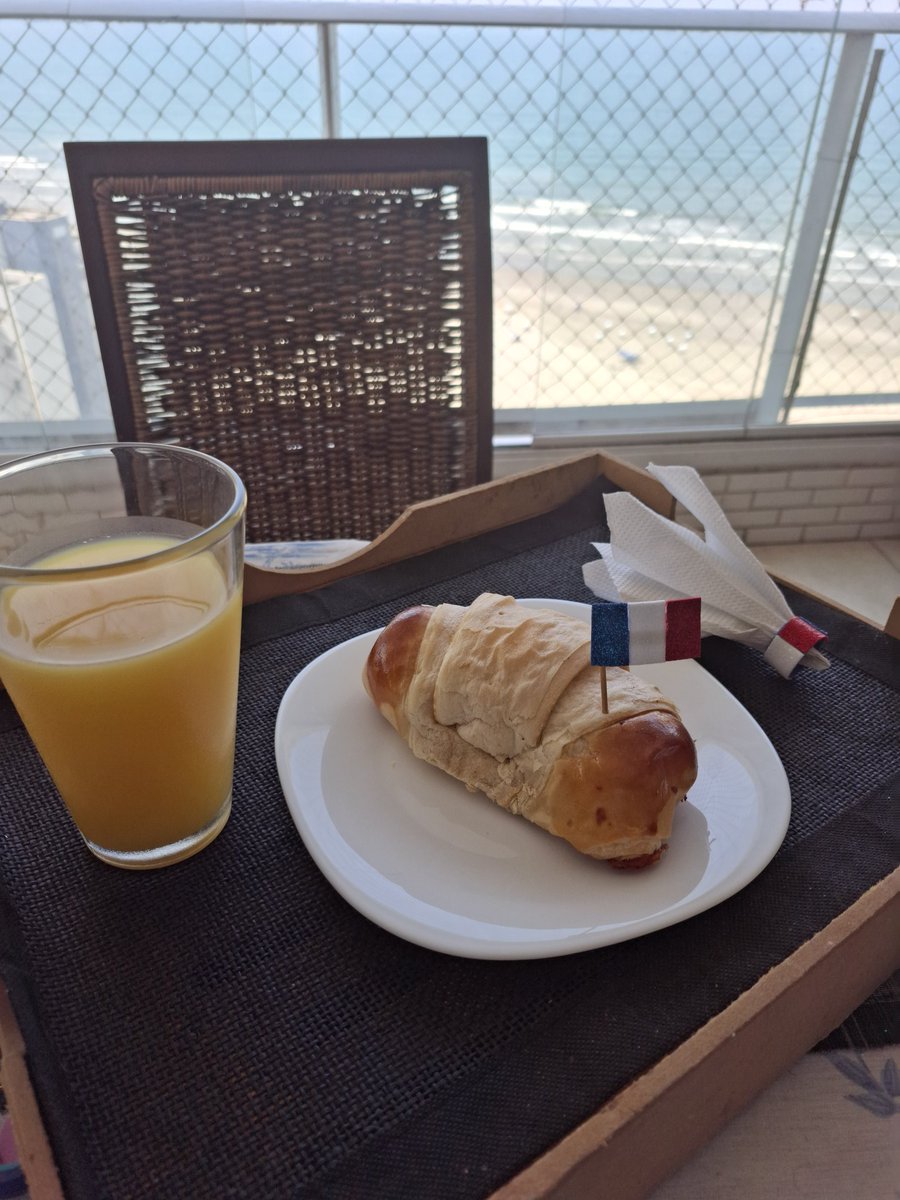 Bonjour.
Hoje fizemos um café especial pro <a href="/Raf1nhafps/">Furia Rafinha</a> . 
Você  merece tanto esse momento  que está vivendo filho. 
Tenho muito  orgulho do menino íntegro, talentoso , educado que vc é.