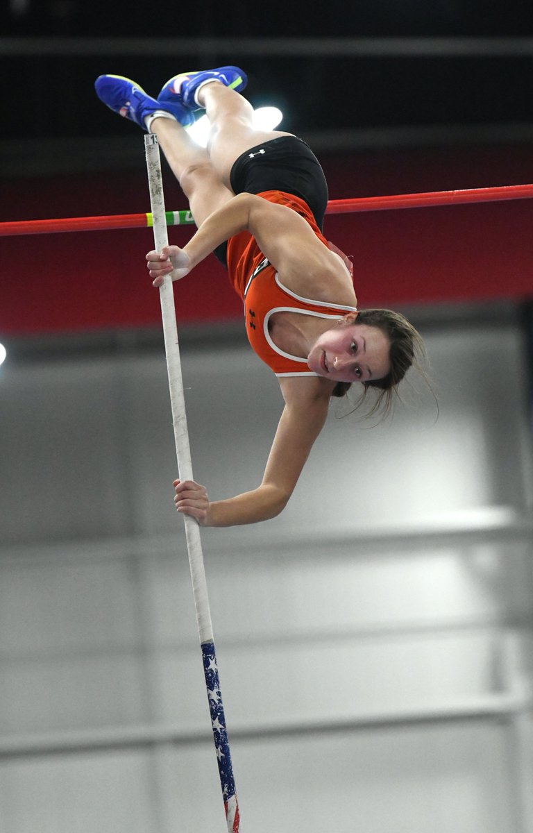 Portrait of a true warrior… #DoaneTF's <a href="/kennedyrstanley/">Kennedy Stanley</a> was hit with a stomach bug when we left home on Tuesday, but she didn't let it stop her from collecting All-America hardware!

#NAIATrack