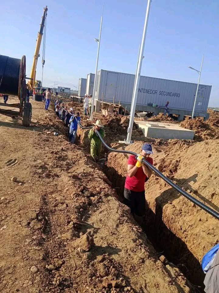 Dicen que una imagen vale más que mil palabras, pero hay historias que merecen ser contadas. En cada rayo de sol que ilumina el Parque Solar Fotovoltaico "La Sabana", hay un grupo de trabajadores que, con compromiso y dedicación, están sembrando el futuro energético de #Cuba. 👇