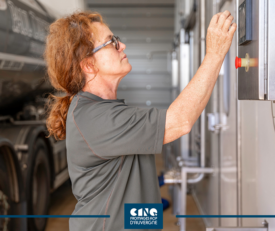 🥛🚚Les collecteur/rices de lait sont essentiels pour nos 5 Fromages AOP d'Auvergne. Leur rôle ? Collecter le lait des fermes AOP et l'apporter jusqu'à la laiterie où il sera transformé en fromage.
Découvrez ce métier avec le portrait de Roselyne👇
fromages-aop-auvergne.com/filiere-recrut…