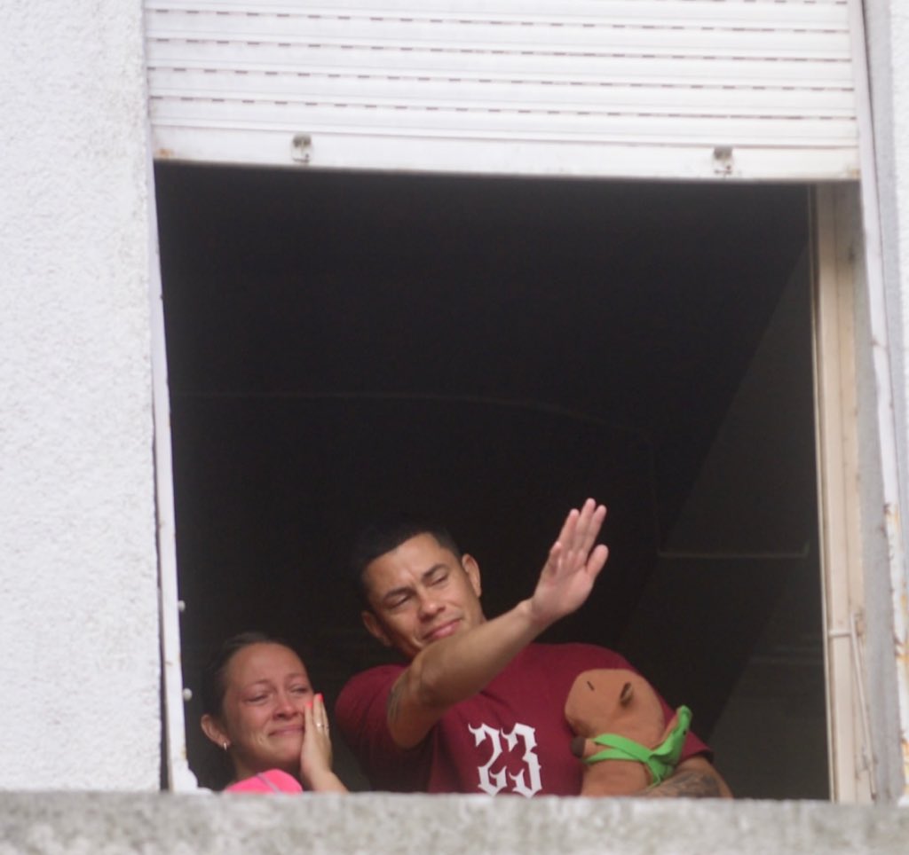 NikiNikitaLiana's tweet photo. Los Padres de Kim, me parte el alma, el papá agarrado al peluche de la nena, Dios...

Esta foto es de hoy, ellos decidieron ir al Juzgado donde están los menores a supervisar todo el proceso, realmente muy duro https://t.co/u2QNaDT9vg