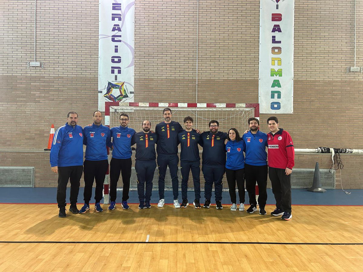 🇪🇸| Hoy ha dado comienzo en el colegio <a href="/bmcoras/">Balonmano Coras Madrid</a> la actividad de tecnificación de la <a href="/RFEBalonmano/">RFEBalonmano</a> liderada por Raúl Entrerríos

Nuestros jugadores y monitores van a poder disfrutar durante todo el fin de semana de la mano de los mejores para seguir creciendo 
#BalonmanoMadrileño