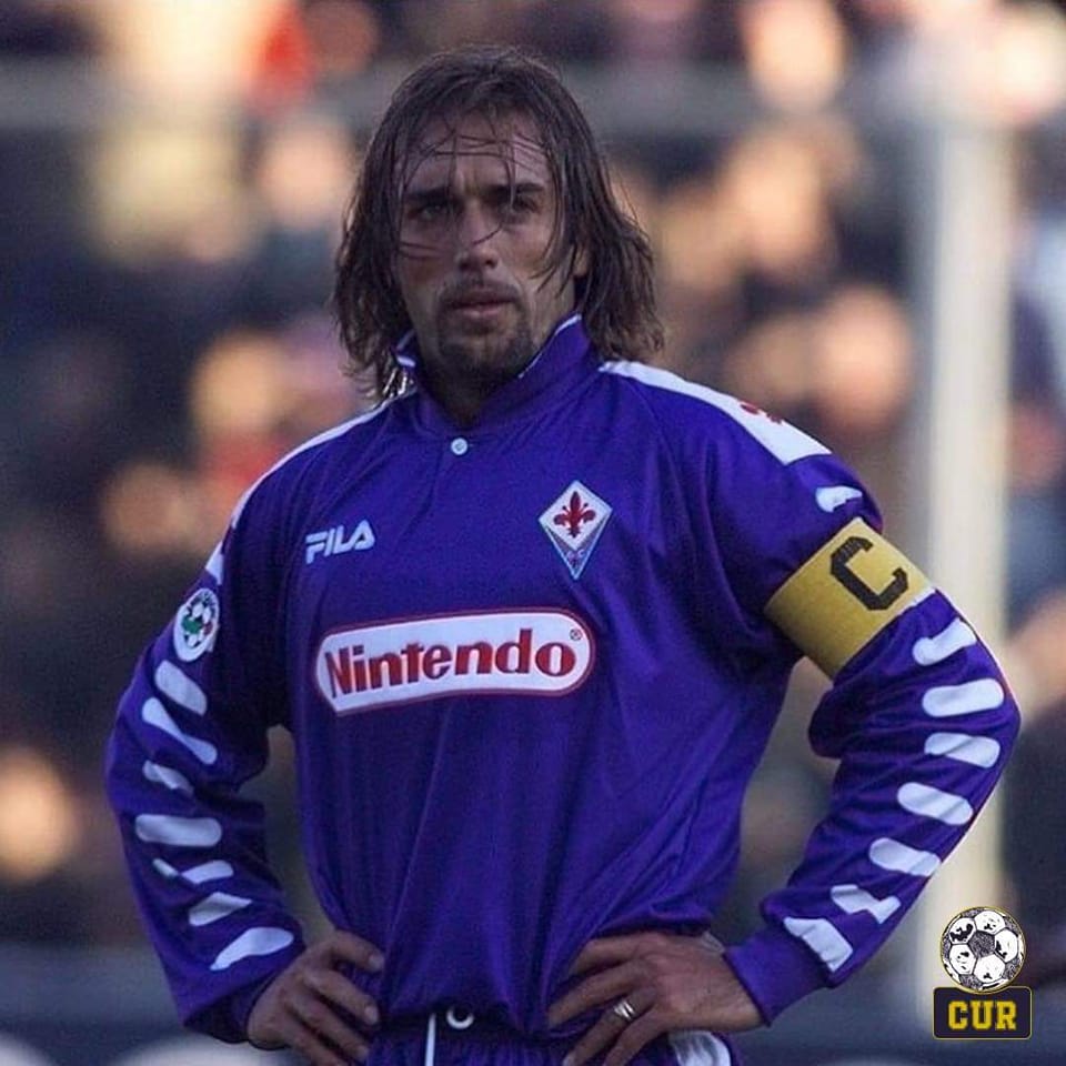 90sfootball's tweet photo. The player 😍

The shirt 🤤 https://t.co/IKo2yQDkav