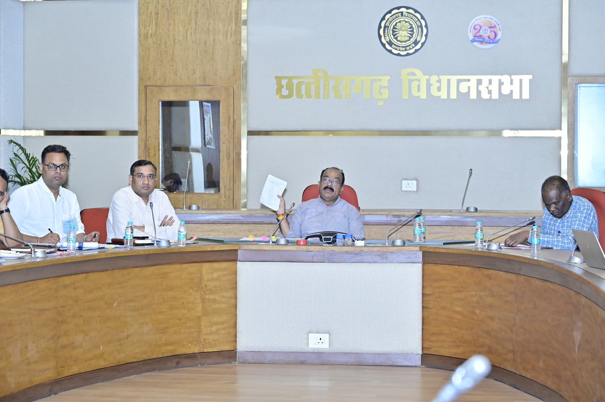 UrbanCGOfficial's tweet photo. “स्वच्छता में उत्कृष्टता का लक्ष्य: छत्तीसगढ़ के नगरीय निकायों की तैयारियों की समीक्षा”

माननीय उपमुख्यमंत्री श्री अरुण साव जी की अध्यक्षता में छत्तीसगढ़ के समस्त नगरीय निकायों के साथ #SwachhSurvekshan2024 की तैयारियों की समीक्षा बैठक आयोजित की गई। इस बैठक में स्वच्छता मापदंडों, नवाचारों और जनभागीदारी को और अधिक प्रभावी बनाने पर विशेष जोर दिया गया।  

उपमुख्यमंत्री जी ने सभी नगरीय निकायों को निर्देशित किया कि वे न केवल स्वच्छता रैंकिंग में सुधार पर ध्यान दें, बल्कि नागरिकों को उच्च गुणवत्ता वाली स्वच्छता सेवाएं प्रदान करने के लिए ठोस प्रयास करें। शहरी क्षेत्रों में स्वच्छता और सेवा वितरण को बेहतर बनाने के लिए आधुनिक तकनीकों, कुशल संसाधन प्रबंधन और सामुदायिक सहभागिता को प्राथमिकता देने की आवश्यकता पर बल दिया गया।  

इसके साथ ही, बैठक में सतत स्वच्छता व्यवस्था और पर्यावरणीय स्थिरता को भी अहम विषय के रूप में रखा गया। उपमुख्यमंत्री जी ने कहा कि स्वच्छता केवल स्वच्छ सर्वेक्षण तक सीमित नहीं होनी चाहिए, बल्कि यह एक निरंतर प्रक्रिया होनी चाहिए, जिसमें जल संरक्षण, कचरा प्रबंधन, पुनर्चक्रण और हरित पहलुओं को भी समाहित किया जाए।  

छत्तीसगढ़ सरकार अपने नागरिकों को स्वच्छ, स्वस्थ और पर्यावरण-अनुकूल जीवन प्रदान करने के लिए संकल्पबद्ध है। सभी नगरीय निकायों से अपील की गई कि वे स्वच्छता के प्रति अपने दायित्व को गंभीरता से निभाएं और सतत विकास लक्ष्यों की दिशा में आगे बढ़ें।  

#SwachhChhattisgarh
#संवर_रहा_छत्तीसगढ़ #SwabhavSwachhata #SanskarSwachhata #CMOChhattisgarh #arunsao #ArunSaoBJP #urbanchhattisgarh #CGURBAN #vishnudevshay #chhattisgarh #Dprchhattisgarh #ChhattisgarhCMO #UrbanIndia #MinistryofHousingandUrbanAffairs #SwachhSurvekshan2024 #SwachhBharat