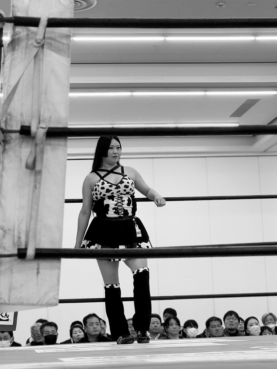 007ATSUSHI's tweet photo. クラリネット奏者の槐さんがプロレスデビューをしました🐮✨
初めてのプロレス観戦！！
場外、乱闘ありでこちらも力が入りました笑！！

初勝利おめでとうございます！！

#西田篤史
#槐
#ホルスタイン槐
#TJO
#プロレス https://t.co/2P15PRzthv